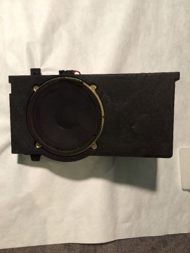 00-06 chevy suburban / yukon xl rear factory subwoofer box with speaker 15766433