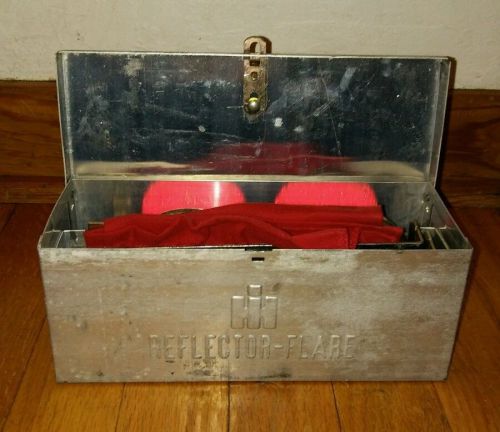 Vintage international harvester reflector-flare kit in metal box