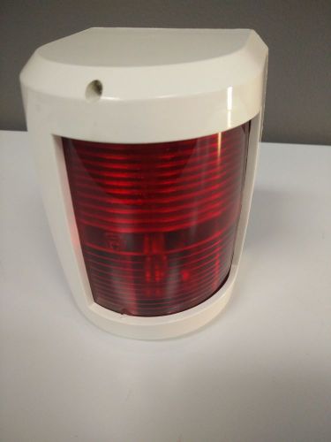 Rightside red navigation light for boats under 20 meters