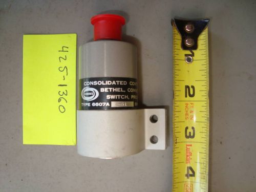 Onan 425-1360  consolidated controls type 6607a pressure switch  nos
