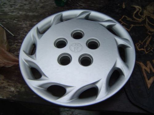 Toyota camry hubcap used oem 97 98 99  14 inch rim