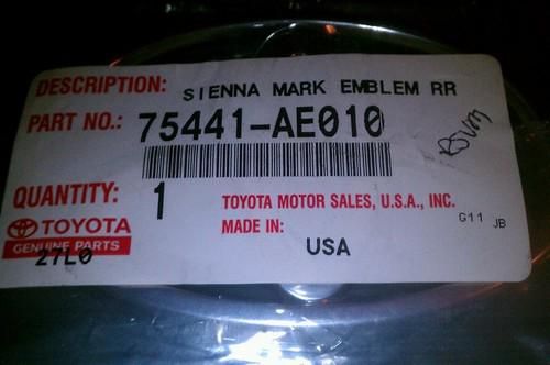 Toyota sienna 03 04 05 rear trunk emblem chrome genuine oem 75441-ae010