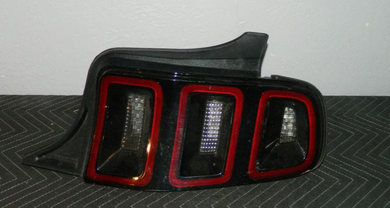Oem 2013 ford mustang right/passenger tail light assembly
