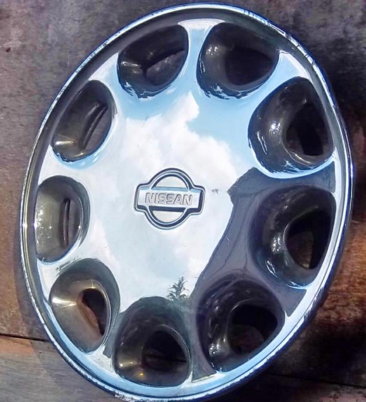 Nissan  200sx hubcap  1997 fits 13 inch wheels. chrome finish