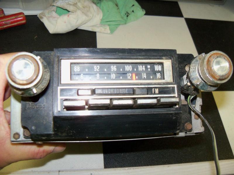 Working 1974 olds am fm radio gm delco serviced with knobs 43bfm1