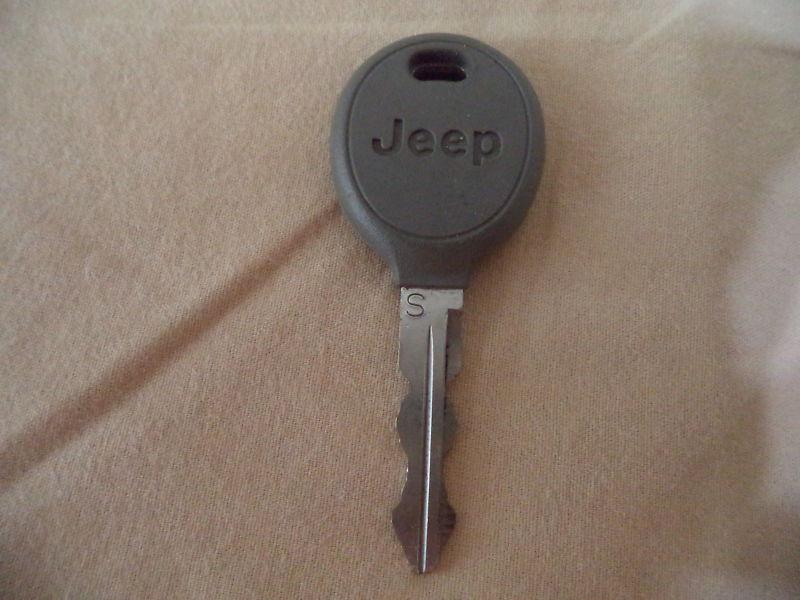 Used cut 2004-2013 jeep grand cherokee oem transponder chip gray key with logo