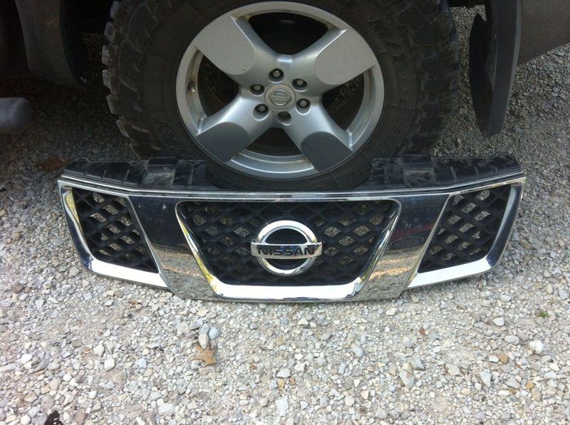 2005 nissan frontier oem grille used