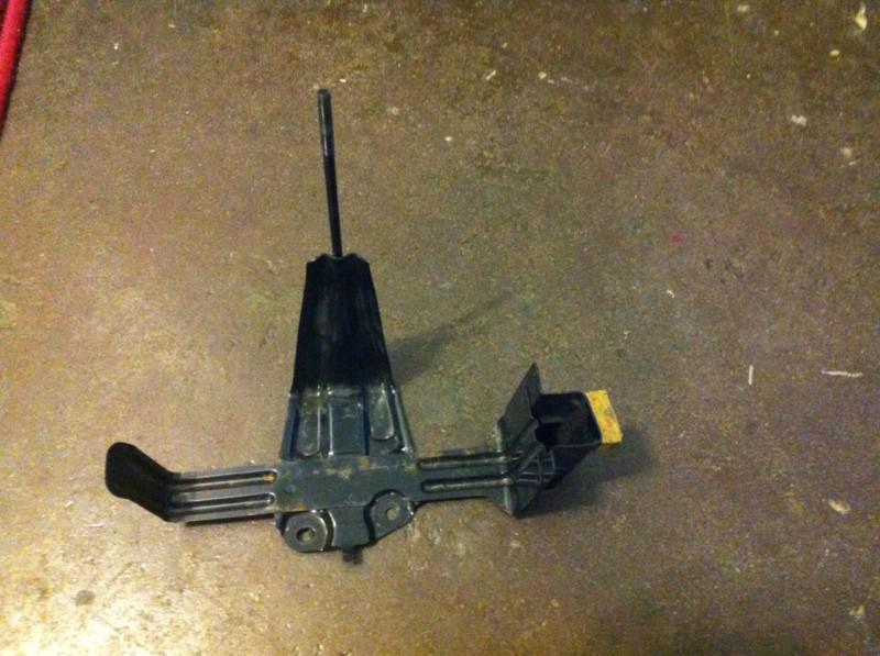 2001-2003 toyota prius 12 volt aux auxiliary battery tray