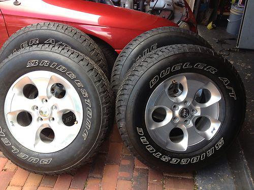 Set of 4 jeep tires and rims factory like new 255/70/18