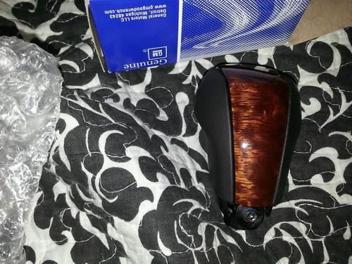 Cadillac srx 2007 to 2009 leather and wood grain shiter knob