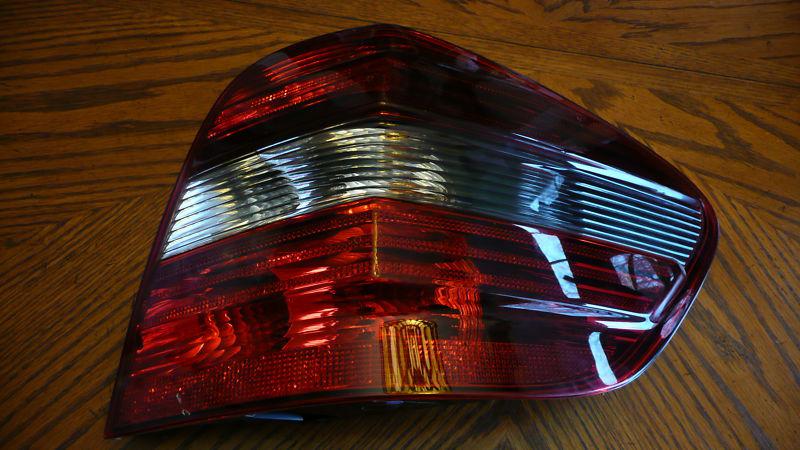 Mercedes w164 ml350 ml550 genuine oem right side taillight assembly new hella