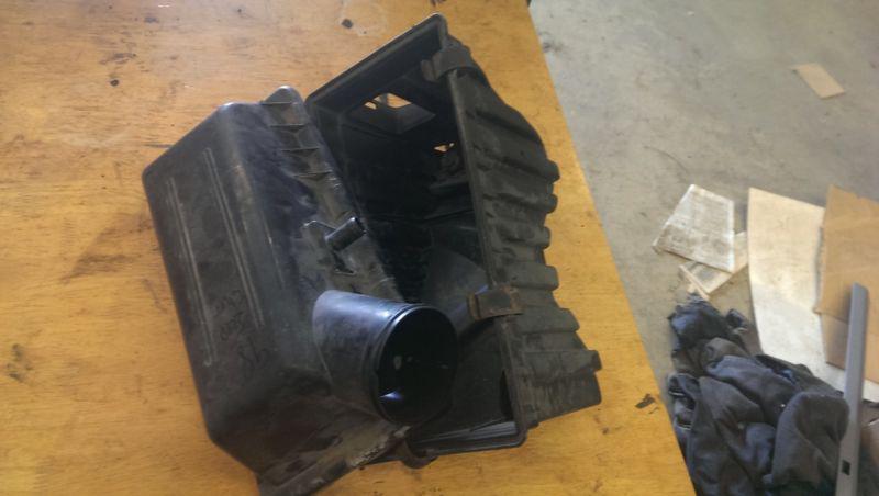 1998 jeep cherokee 4.0l air cleaner box (corner cracked & damaged)