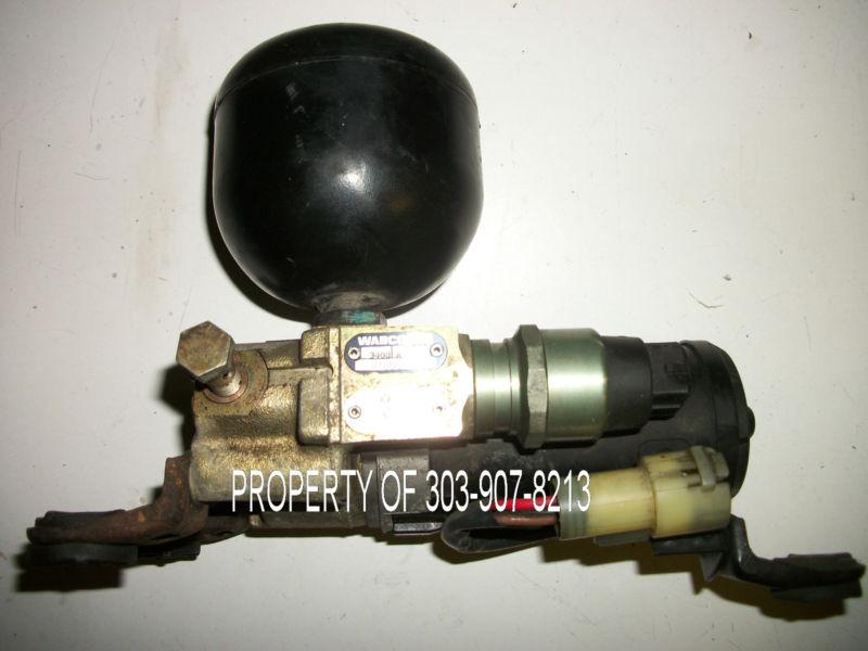 1995-02 range rover p38 4.0 4.6 abs brake pump and accumulator ball assembly