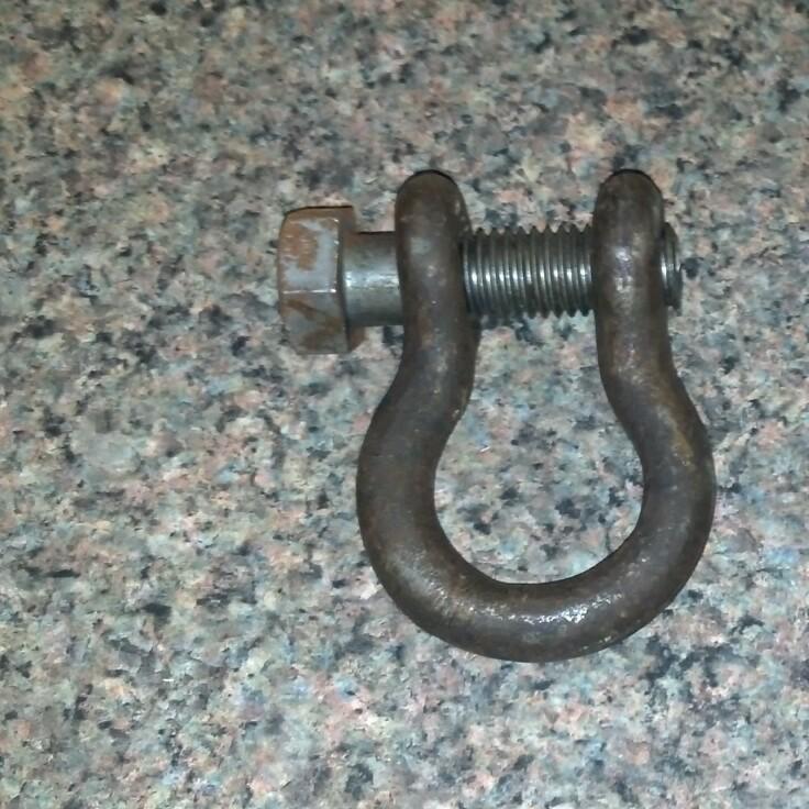 Vintage d-ring recovery shackle tow