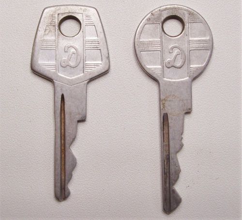 Antique vintage 1950&#039;s 1960&#039;s dodge d knight logo ignition or door key set
