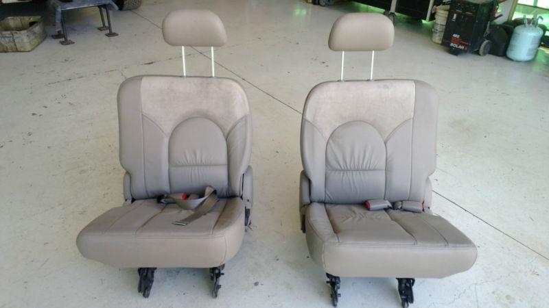 2008 chrysler town & country middle-row bucket seats, like new