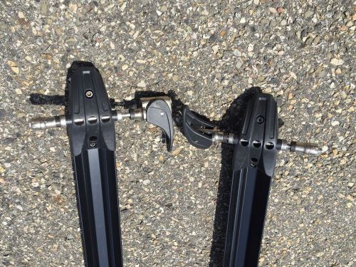 Pair of thule prologue 516 bike racks (fit thule square bar only)