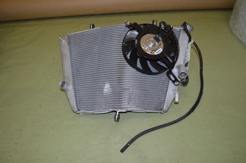 2011 2012 2013 suzuki gsx-r 750 oem radiator fan over flow tank **damaged**