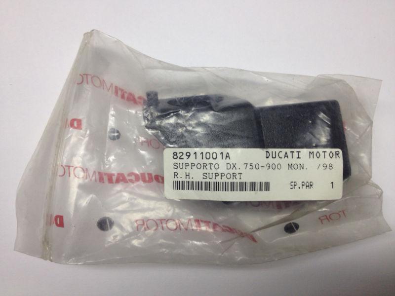 New genuine ducati monster 600 750 900 rh right indicator bracket 82911001a