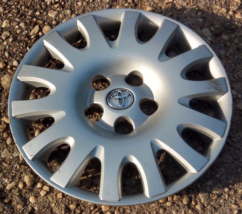 Toyota camry hubcap, 2002-2006. fits 16 inch wheel