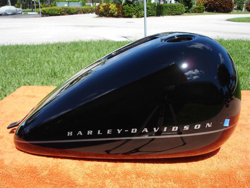 Harley davidson 2011 softail blackline fxs vivid black gas tank no reserve!! 