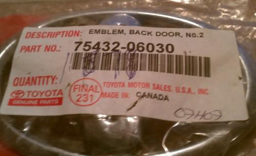 2007-2009 toyota camry/solara emblem new in package 75432-06030