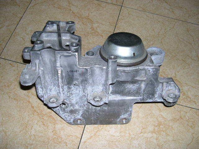 2008-2012 nissan rogue transmission / motor mounte oem left side