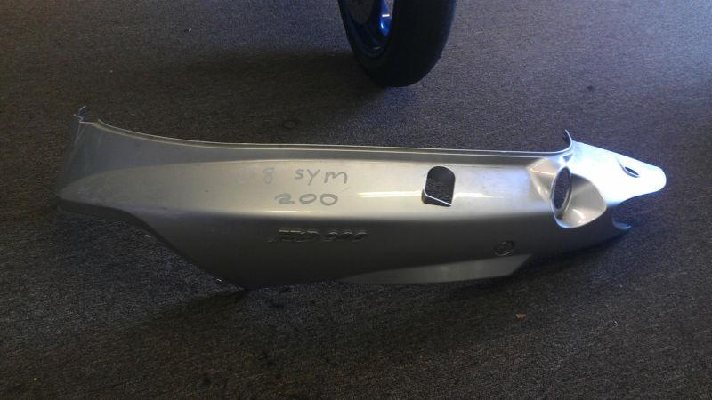 Used factory oem left body cover assembly titanium sym hd200 2008