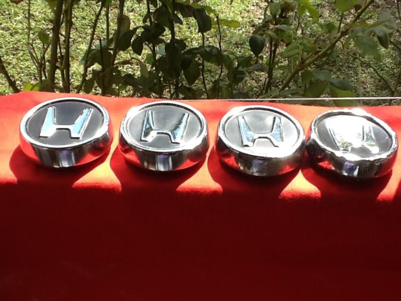 Honda crv 1999 used center caps (a set of 4)