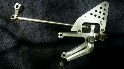 2000 yamaha yzf 600 r6 left side foot peg holder with shifter assembly / linkage