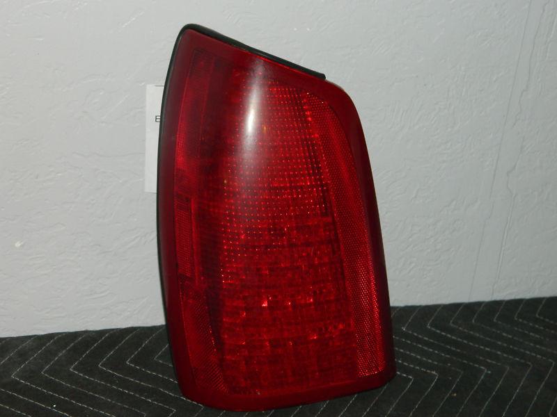 Oem 2000-2005 cadillac deville left / driver side tail light assembly