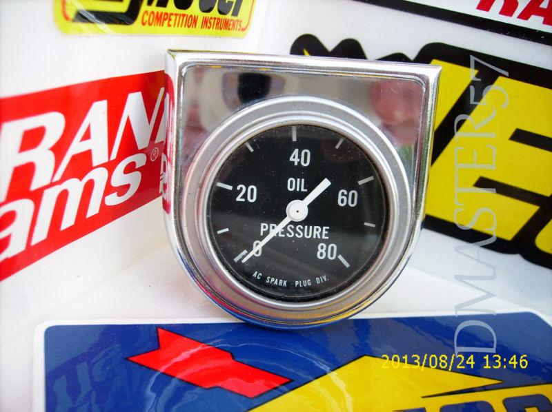 )))vintage ac spark plug / gm oil pressure gauge, 80 lb w/chrome mount brkt.((((