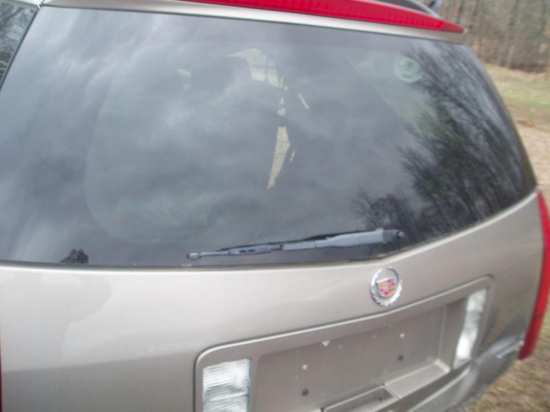 2004 cadillac srx rear hatch and glass (has damage) sk# 7704