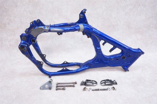 2001 01 yamaha yz250 yz 250 stock oem frame chassis &amp; motor mounts &amp; footpegs