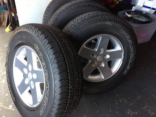 Set of 4 jeep tires and oem rims like new 255/75/17