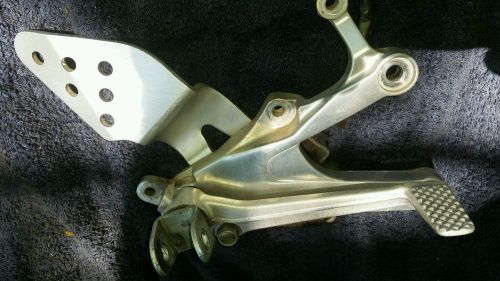 2000 yamaha yzf 600 r6 right side foot peg holder with brake pedal