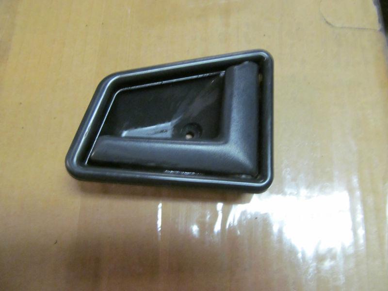 89-98 geo tracker  rh door handle  black