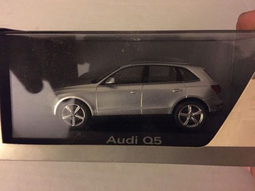 Audi collection audi q5 1:43 scale model acm-ahs-303-wh-t