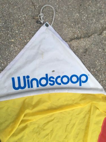 Funnel ventilating windscoop for boats sailing