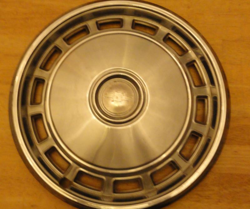 One 1982 chevrolet monza hubcap 13" 