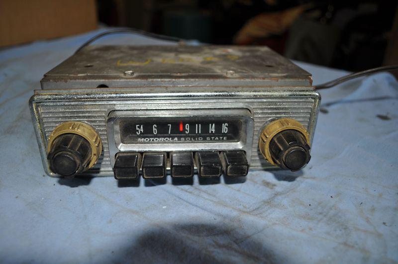 Vintage 1960s motorola am pushbutton automotive radio 12v