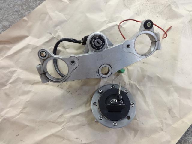 Suzuki gsxr1100 ignition switch  gascap with key and triple clamp