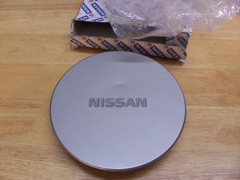 Nissan center cap, factory nos, #40315-62l10, has small blemish as shown.