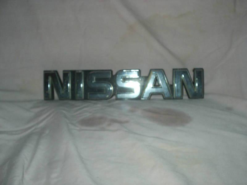 1985 nissanpick-up truck grille lettering emblem