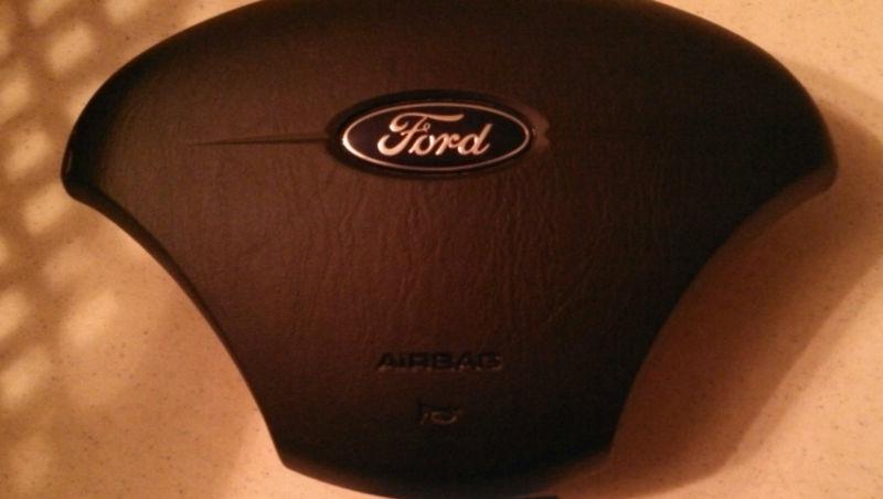 05-07 ford focus driver airbag 4s41-a042b85-ab35b8 small nick on cover