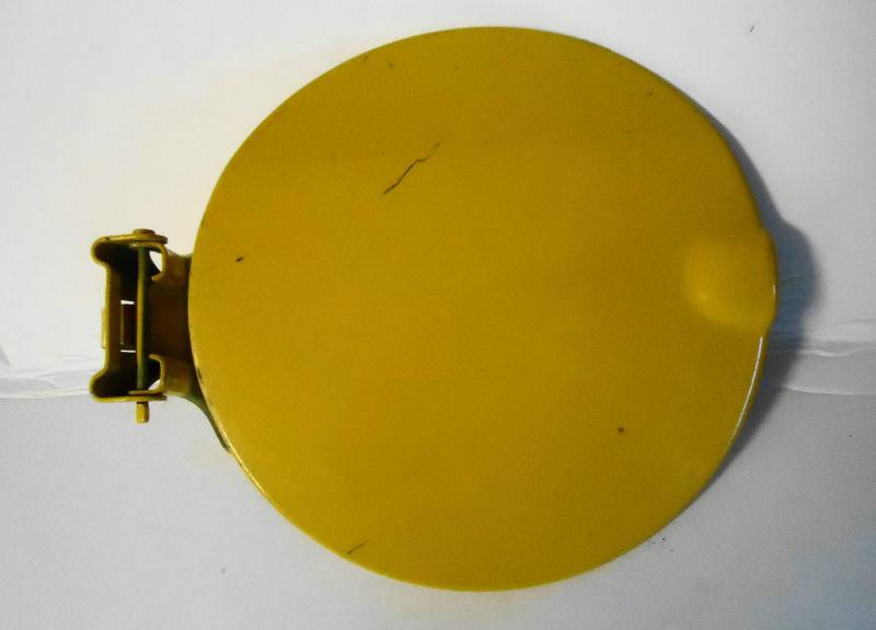 Used genuine 2005-2009 ford mustang yellow fuel door w/ hinge 5f9z-74405a26-aa