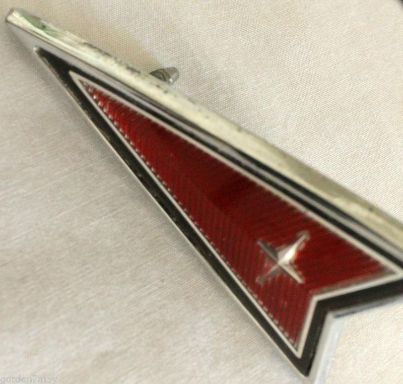 Vintage pontiac arrow attachable emblem model # 10014201 mdc-1