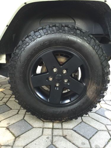 Set of 5 bfg km 32 inch (lt255/75r17) mud terrain tires w/ offical jeep wheels
