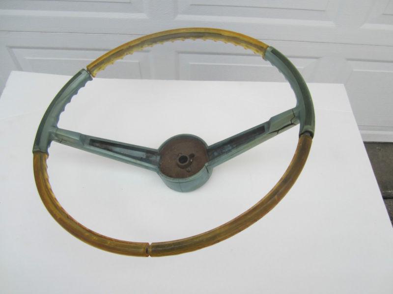  1961 pontiac steering wheel ,needs to be restored has some cracks.