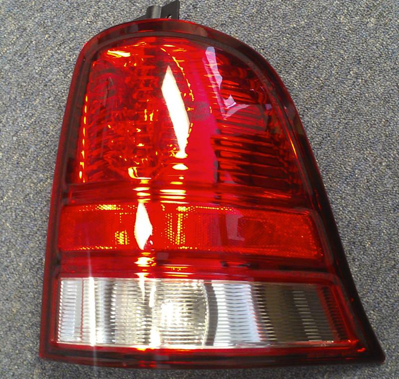 Right tail lamp assembly 2006-2007 ford freestar